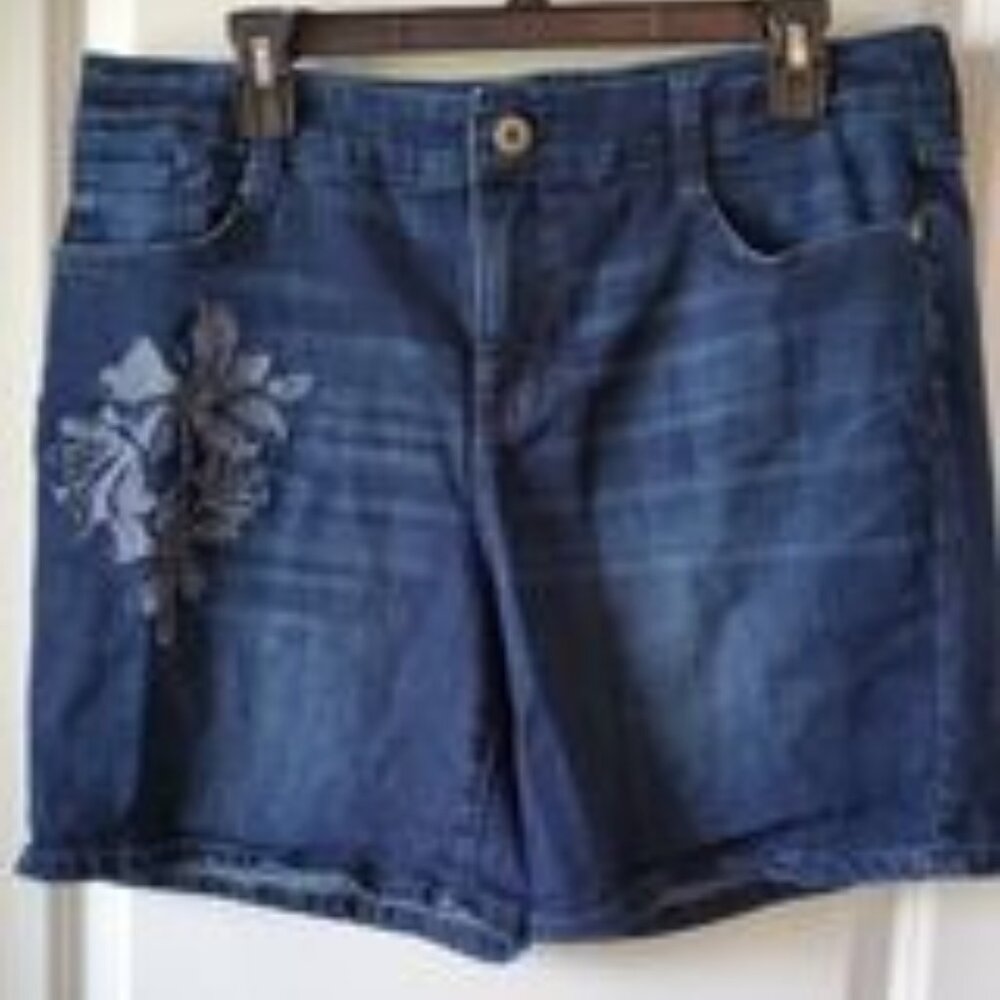 VGC size 14 St John's Bay shorts w/ 2 back pockets.